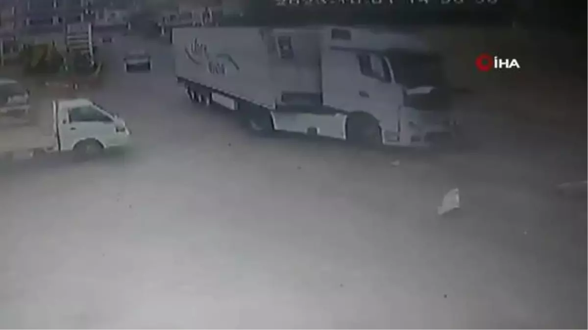 Tırın altına giren kamyonette sıkıştılar...Kaza anı kamerada