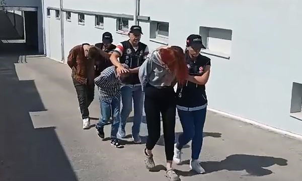 Adana'da Uyuşturucu Satıcısı Suçüstü Yakalandı