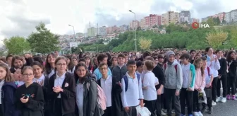 Bakan Tekin, İstanbul'da bir okulda bayrak törenine katıldı