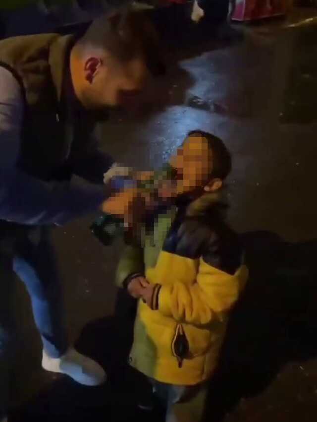 Bir grup genç, sokakta gördükleri küçük çocuğa alkol içirdi