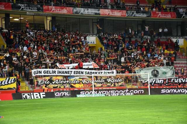 Bugünü beklemişler! Kayserispor taraftarlarından Çağdaş Atan'a pankartlı gönderme