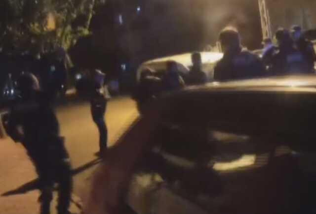 Düğün magandaları kendilerini uyaran ekiplere saldırdı! 4 polis yaralandı, 7 kişi gözaltına alındı Düğün magandaları kendilerini uyaran ekiplere saldırdı! 4 polis yaralandı, 7 kişi gözaltına alındı