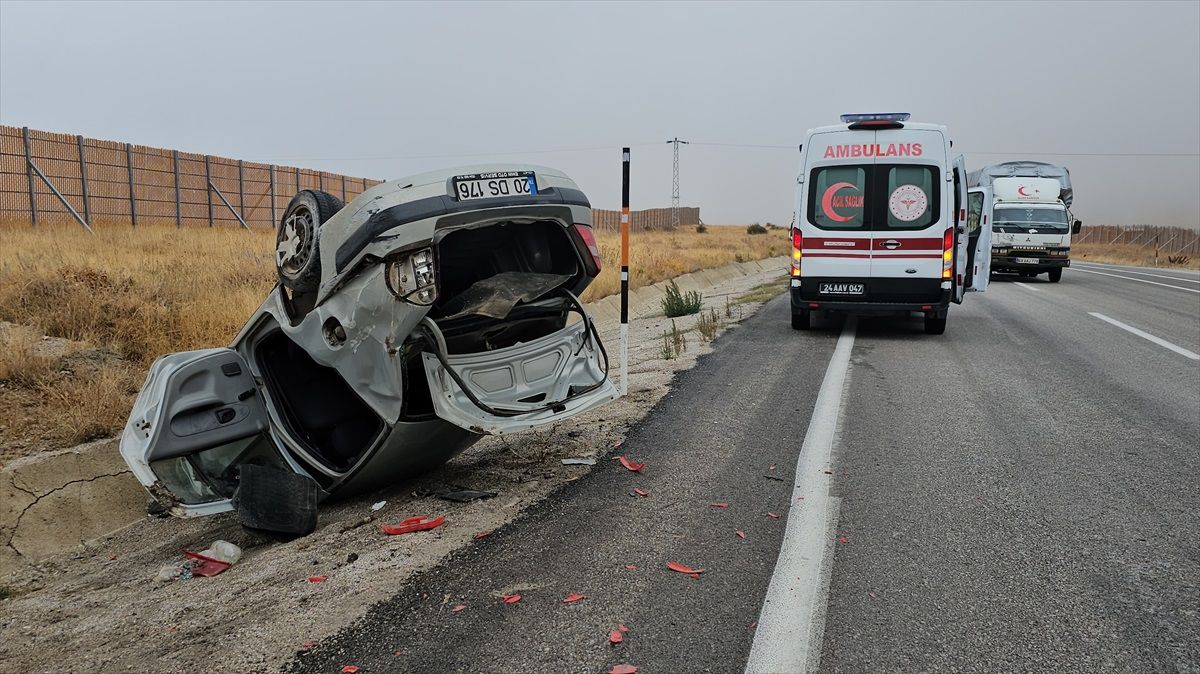 Erzincan'da otomobil devrildi, 3 kişi yaralandı