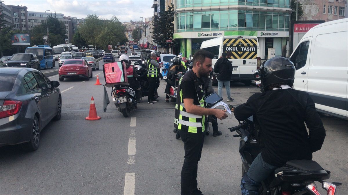 Kadıköy'de Motosiklet Sürücülerine Yapılan Denetimde 32 Kişiye Ceza Yazıldı