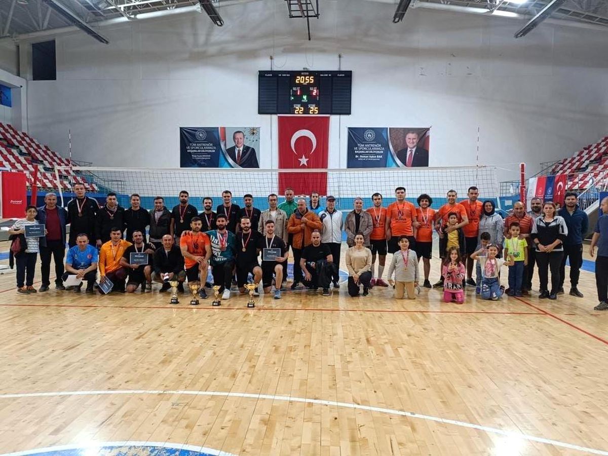 Ağrı'da Cumhuriyetin 100. Yıl Kutlamaları Kapsamında Masa Tenisi ve Voleybol Turnuvası Tamamlandı