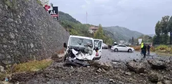 Zonguldak'ın Ereğli ilçesinde kaya parçaları kamyonetin üzerine düştü