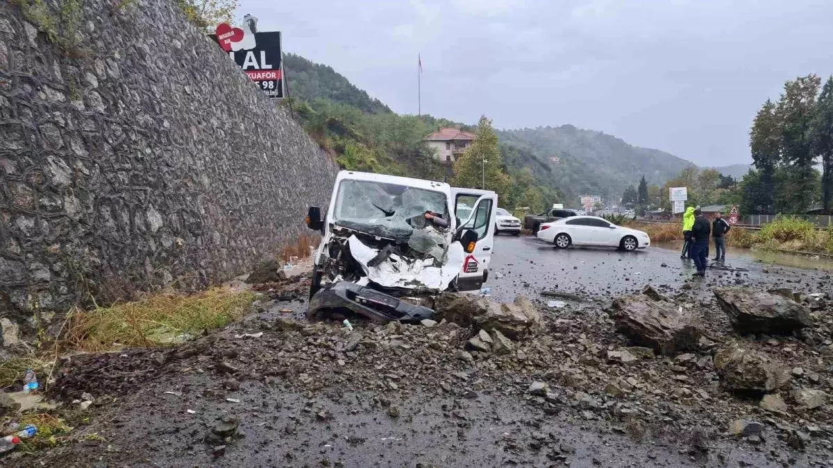 Zonguldak'ın Ereğli ilçesinde kaya parçaları kamyonetin üzerine düştü