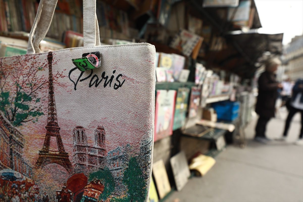 Paris'teki Olimpiyat Oyunları Sokak Sahaflarını Tehdit Ediyor