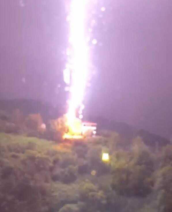 Rize'de yıldırımın düşme anı böyle görüntülendi