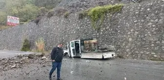 Sağanak Yağışta Kayalar Kamyonetin Üzerine Düştü