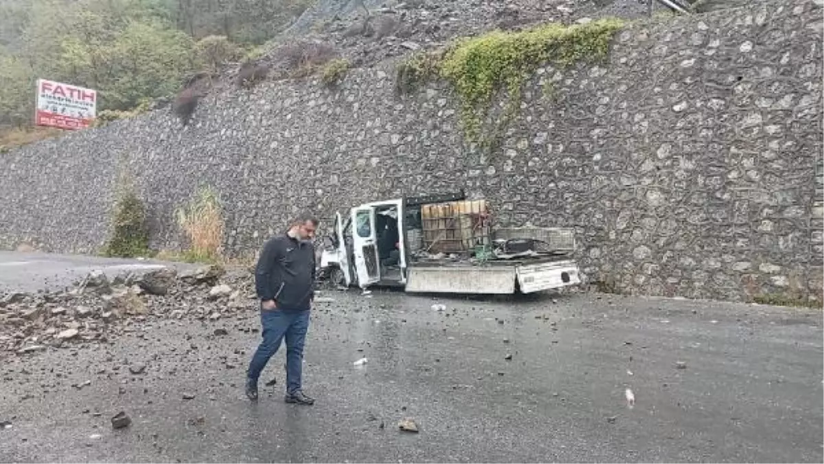 Sağanak Yağışta Kayalar Kamyonetin Üzerine Düştü