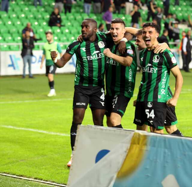 Sakarya'da apolet söktüler! Tuncay Şanlı, Arda Turan'ın çılgın serisine son verdi Sakarya'da apolet söktüler! Tuncay Şanlı, Arda Turan'ın çılgın serisine son verdi