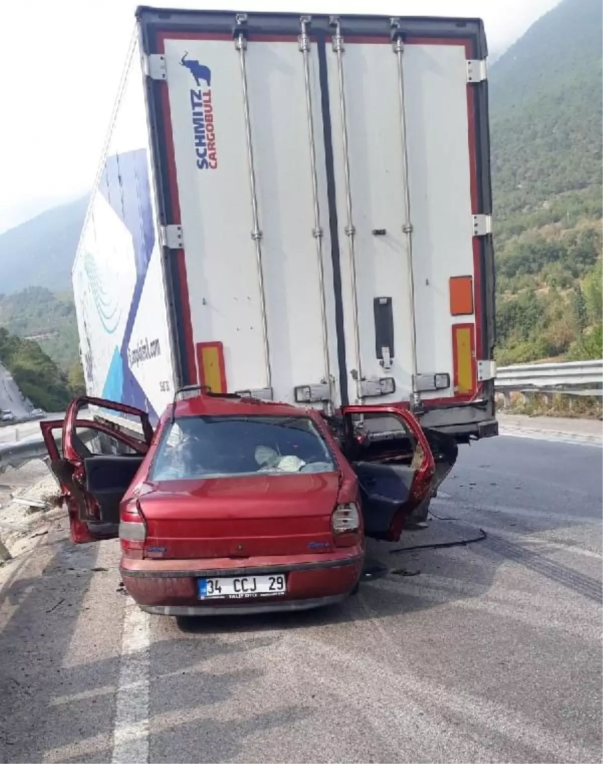 TIR'a arkadan çarpan otomobilde 3 kişi öldü