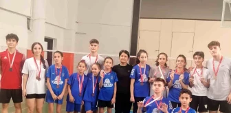 Yunusemre Belediyespor Badmintoncuları Madalyaları Topladı