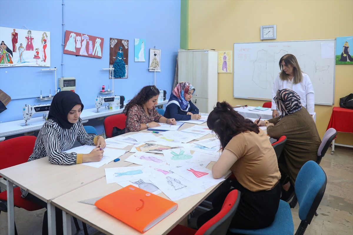 Diyarbakır Büyükşehir Belediyesi Sanat ve Meslek Edindirme Kursları İş Hayatına Hazırlıyor