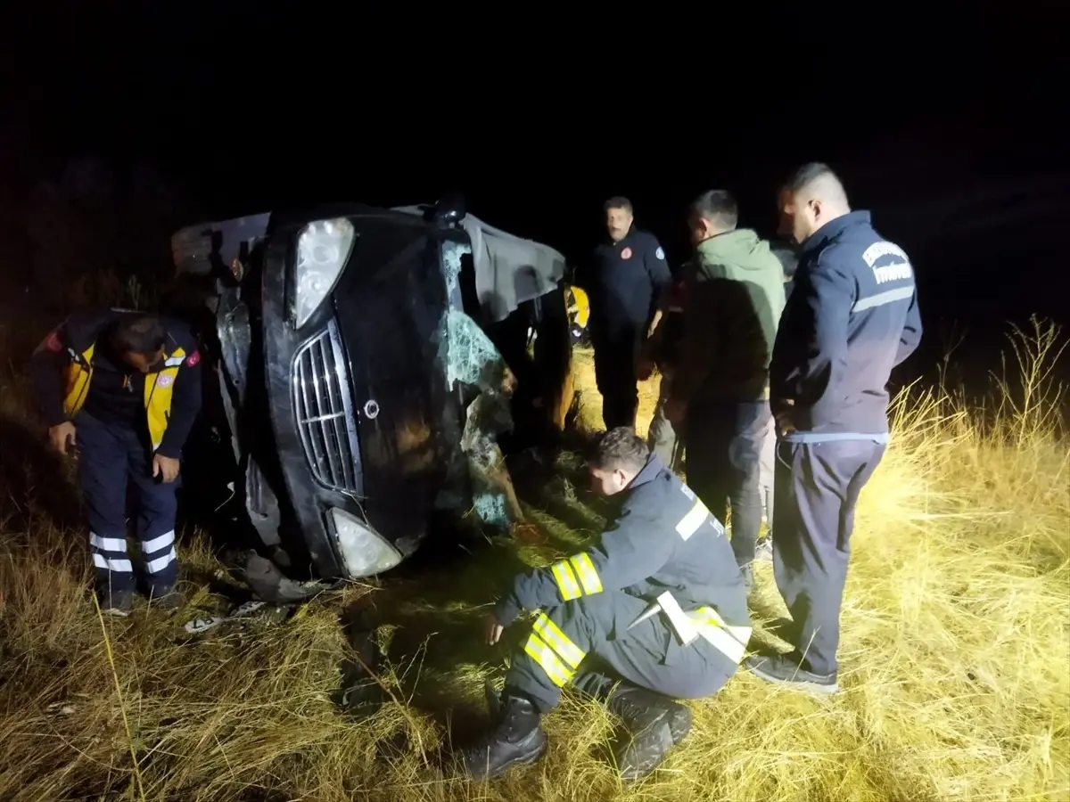 Erzurum'da otomobil şarampole devrildi, 3 kişi yaralandı