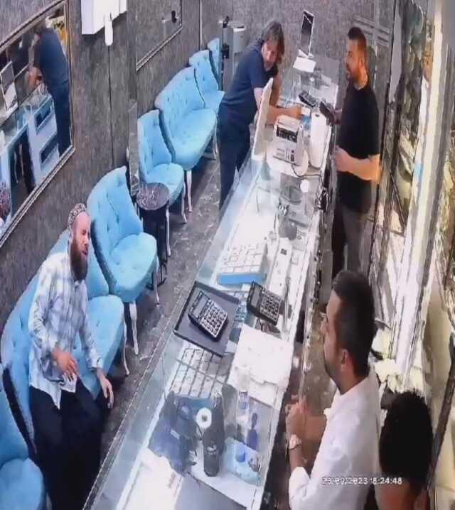 İzmir'de şerbete düşen arıyı kurtarmak isteyen esnaf ölümden döndü