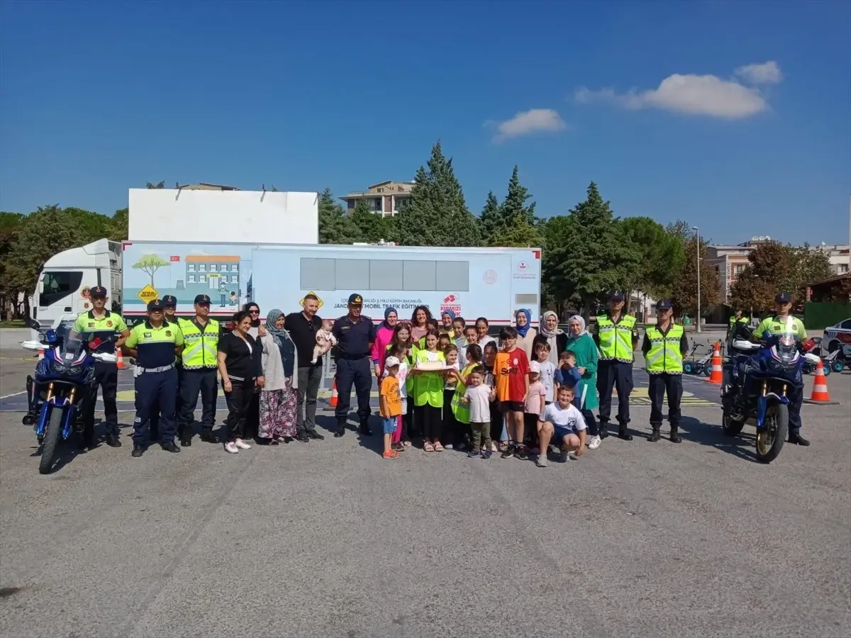 Jandarmanın trafik eğitim tırı, Akhisarlı öğrencileri ağırladı