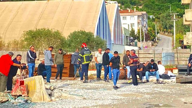 Gebze'deki metro inşaatının işçileri, maaşlarını alamadıkları gerekçesiyle grev başlattı Gebze'deki metro inşaatının işçileri, maaşlarını alamadıkları gerekçesiyle grev başlattı