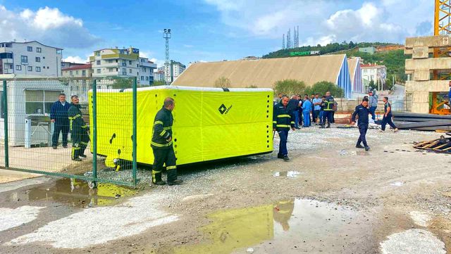 Gebze'deki metro inşaatının işçileri, maaşlarını alamadıkları gerekçesiyle grev başlattı Gebze'deki metro inşaatının işçileri, maaşlarını alamadıkları gerekçesiyle grev başlattı