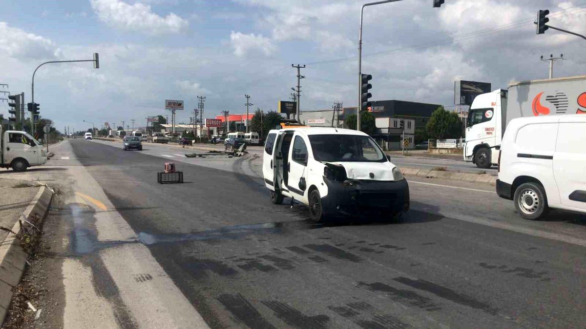 Sürücüsünün kırmızı ışıkta duran araca çarpmamak için yaptığı manevra sonucu kaza