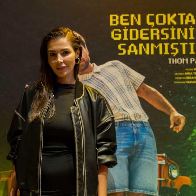 Oyuncu Hakan Kurtaş'ın tek kişilik oyunu sergilendi, ünlü isimler geceye akın etti Oyuncu Hakan Kurtaş'ın tek kişilik oyunu sergilendi, ünlü isimler geceye akın etti