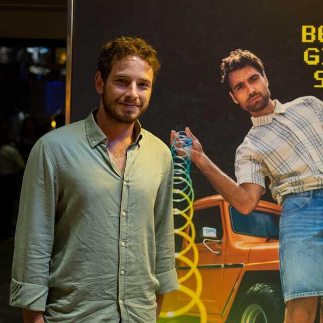 Oyuncu Hakan Kurtaş'ın tek kişilik oyunu sergilendi, ünlü isimler geceye akın etti Oyuncu Hakan Kurtaş'ın tek kişilik oyunu sergilendi, ünlü isimler geceye akın etti