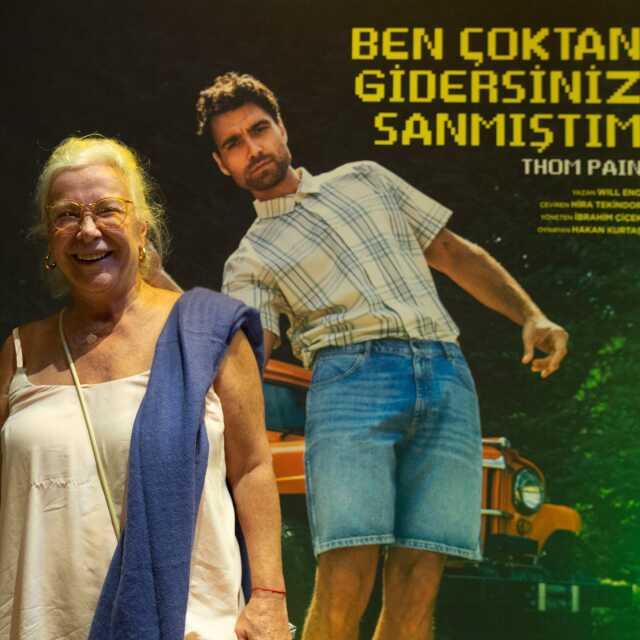 Oyuncu Hakan Kurtaş'ın tek kişilik oyunu sergilendi, ünlü isimler geceye akın etti Oyuncu Hakan Kurtaş'ın tek kişilik oyunu sergilendi, ünlü isimler geceye akın etti