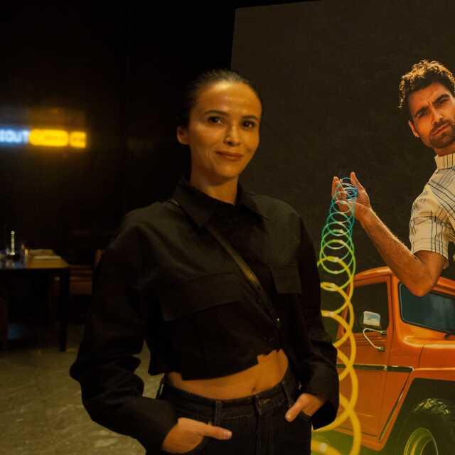 Oyuncu Hakan Kurtaş'ın tek kişilik oyunu sergilendi, ünlü isimler geceye akın etti Oyuncu Hakan Kurtaş'ın tek kişilik oyunu sergilendi, ünlü isimler geceye akın etti