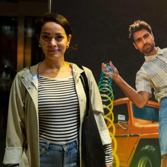 Oyuncu Hakan Kurtaş'ın tek kişilik oyunu sergilendi, ünlü isimler geceye akın etti Oyuncu Hakan Kurtaş'ın tek kişilik oyunu sergilendi, ünlü isimler geceye akın etti