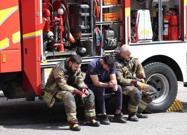 7 katlı binada çıkan yangında dumandan etkilenen 4 itfaiye erinden biri şehit oldu 7 katlı binada çıkan yangında dumandan etkilenen 4 itfaiye erinden biri şehit oldu