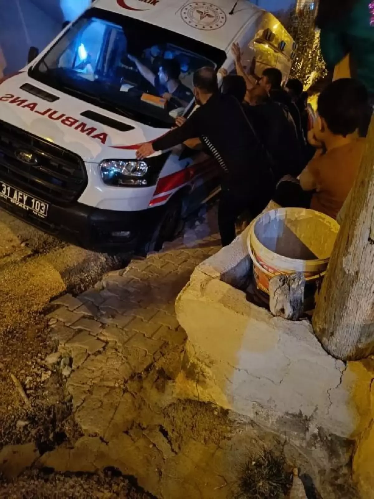 İskenderun'da Ambulans Çukura Saplandı