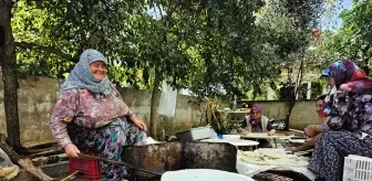 Balıkesir Sındırgı'da Kadınlar İmece Usulü Yufka Yapıyor