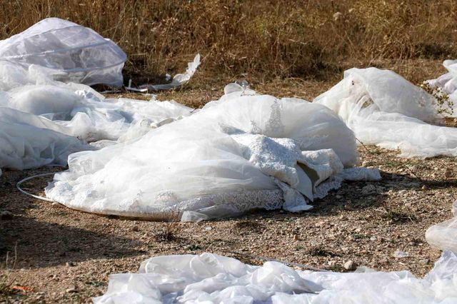 Kimse nedenini bilmiyor! Dere kenarında onlarca gelinlik bulundu
