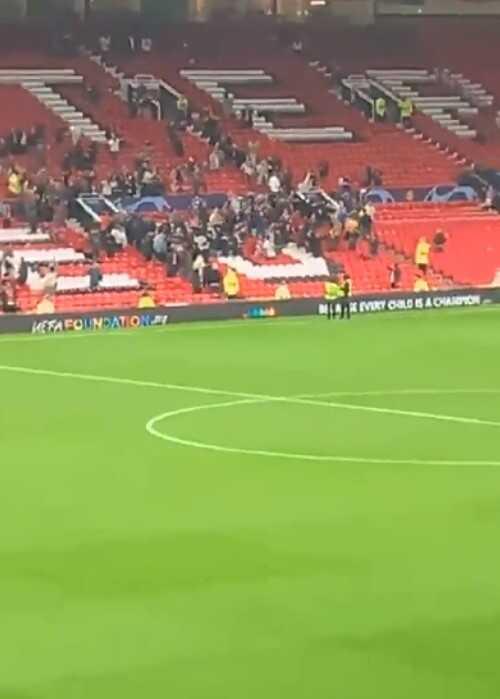 Manchester United taraftarı, Galatasaraylıların Old Trafford'da yaptıklarına inanamadı: Bu kabul edilemez Manchester United taraftarı, Galatasaraylıların Old Trafford'da yaptıklarına inanamadı: Bu kabul edilemez