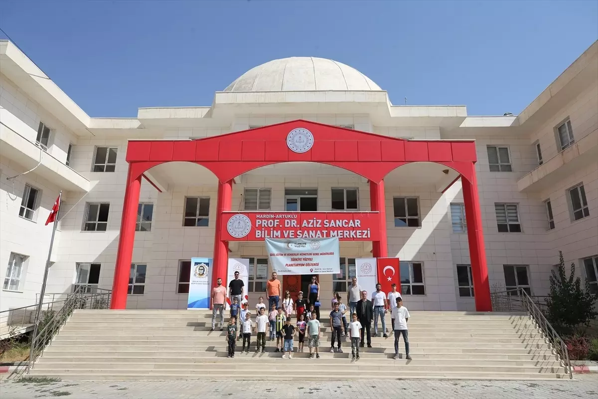 Mardin'deki çocuklar planetaryumda uzayı tanıdı