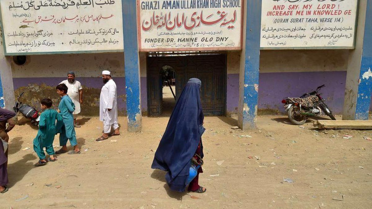 Pakistan, izinsiz Afgan sığınmacılara ülkeyi terk etmeleri için süre verdi