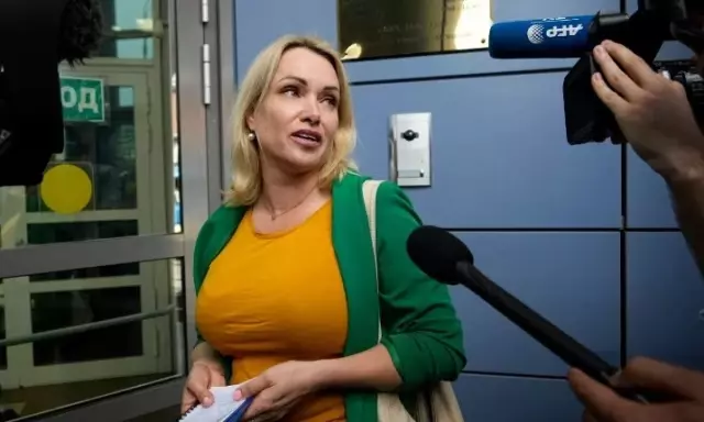 Canlı yayın sırasında 'Savaşı durdurun' pankartı açan gazeteciye hapis cezası