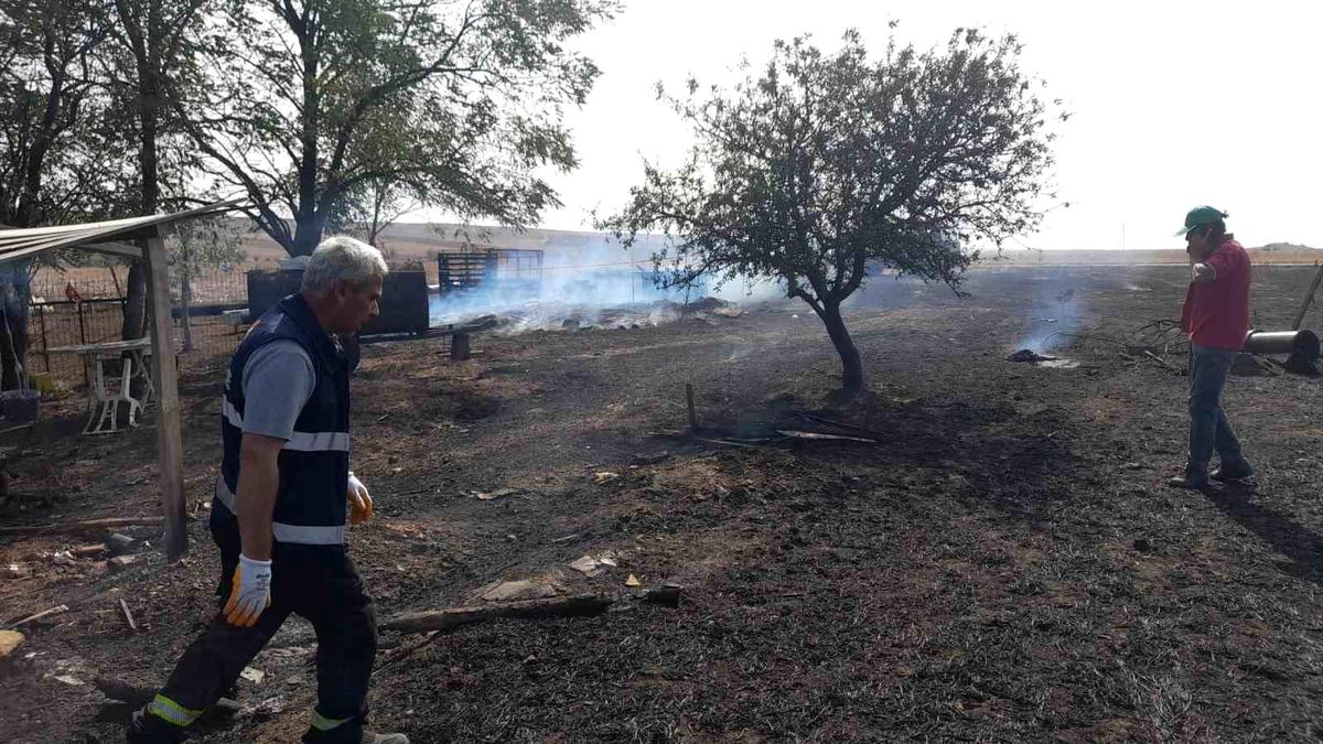 Edirne'de çıkan anız yangınında 500 dönüm tarım arazisi ve 3 ahır zarar gördü