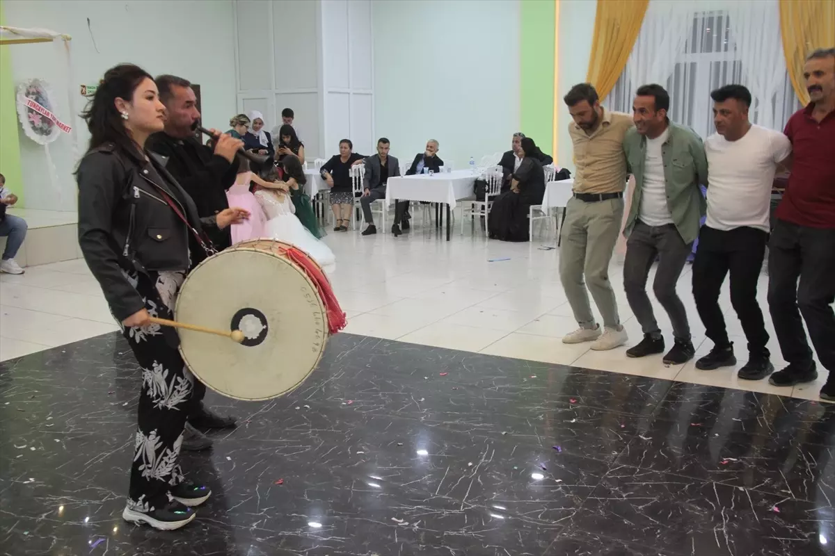 Erzincan'da Zurnacı Baba ve Kızı Düğünlerde Coşturuyor