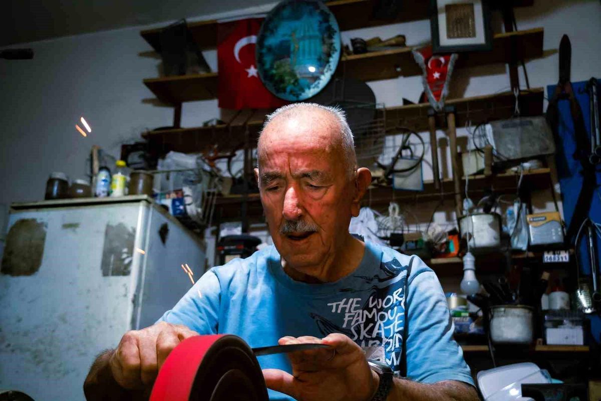 Antalya'da 83 yaşındaki bileyici Yusuf amca iş aşkıyla gençlere örnek oluyor