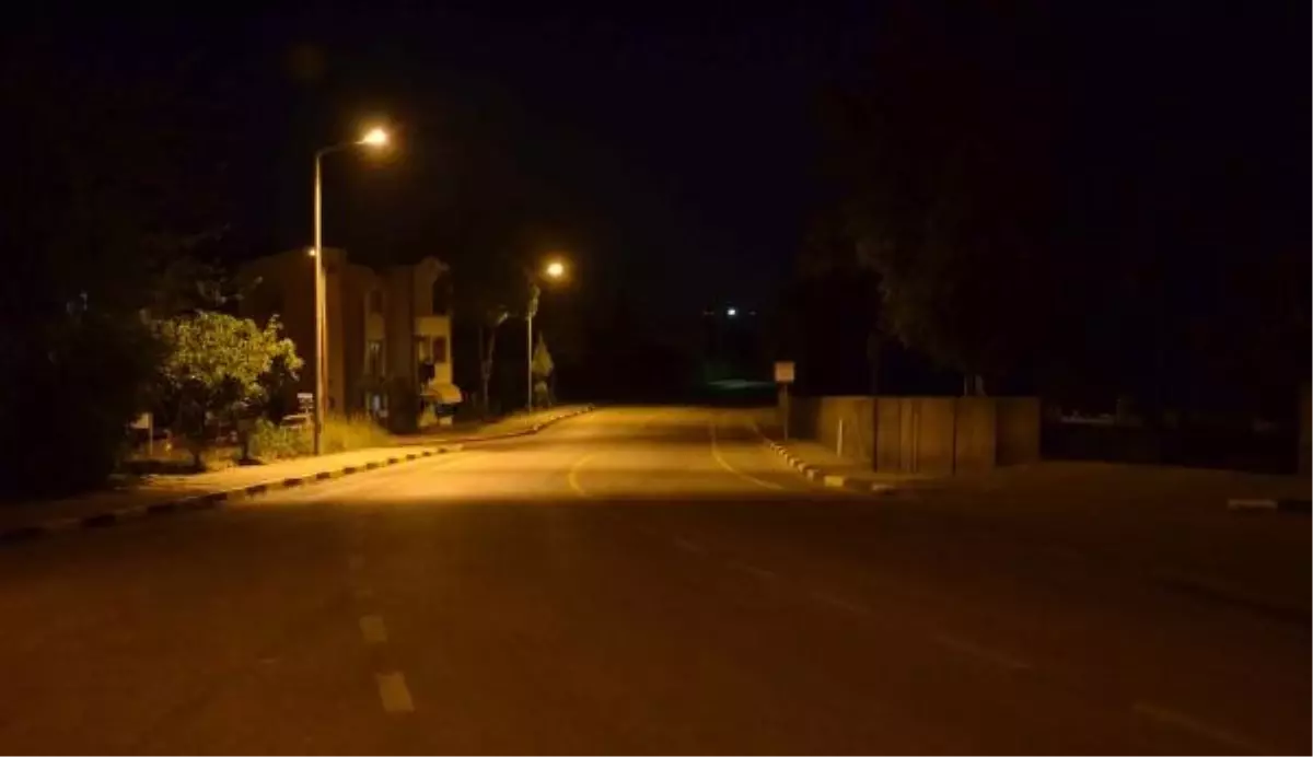 Kadın, eşini aldatmakla suçladığı erkeği ve eşini vurdu