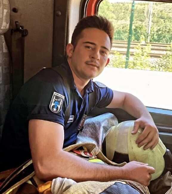 Ankara'da yangına müdahale ederken şehit olan itfaiye erinin, oksijen tüpünün bittiği ortaya çıktı Ankara'da yangına müdahale ederken şehit olan itfaiye erinin, oksijen tüpünün bittiği ortaya çıktı