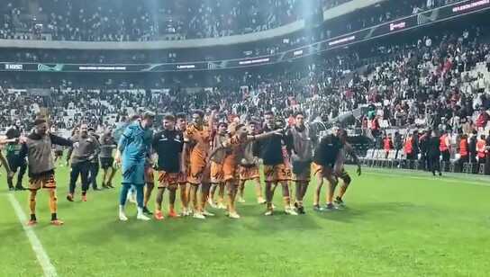Beşiktaş taraftarından eşi benzeri görülmemiş hareket! Rakibi takımı çağırıp 3'lü çektirdiler