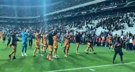 Beşiktaş taraftarından eşi benzeri görülmemiş hareket! Rakibi takımı çağırıp 3'lü çektirdiler