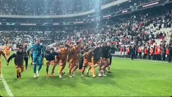Beşiktaş taraftarından eşi benzeri görülmemiş hareket! Rakibi takımı çağırıp 3'lü çektirdiler
