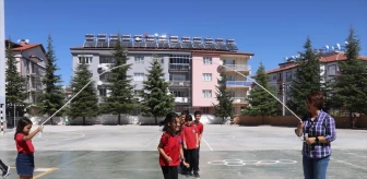 Burdur'da okul bahçeleri geleneksel çocuk oyunlarıyla donatıldı