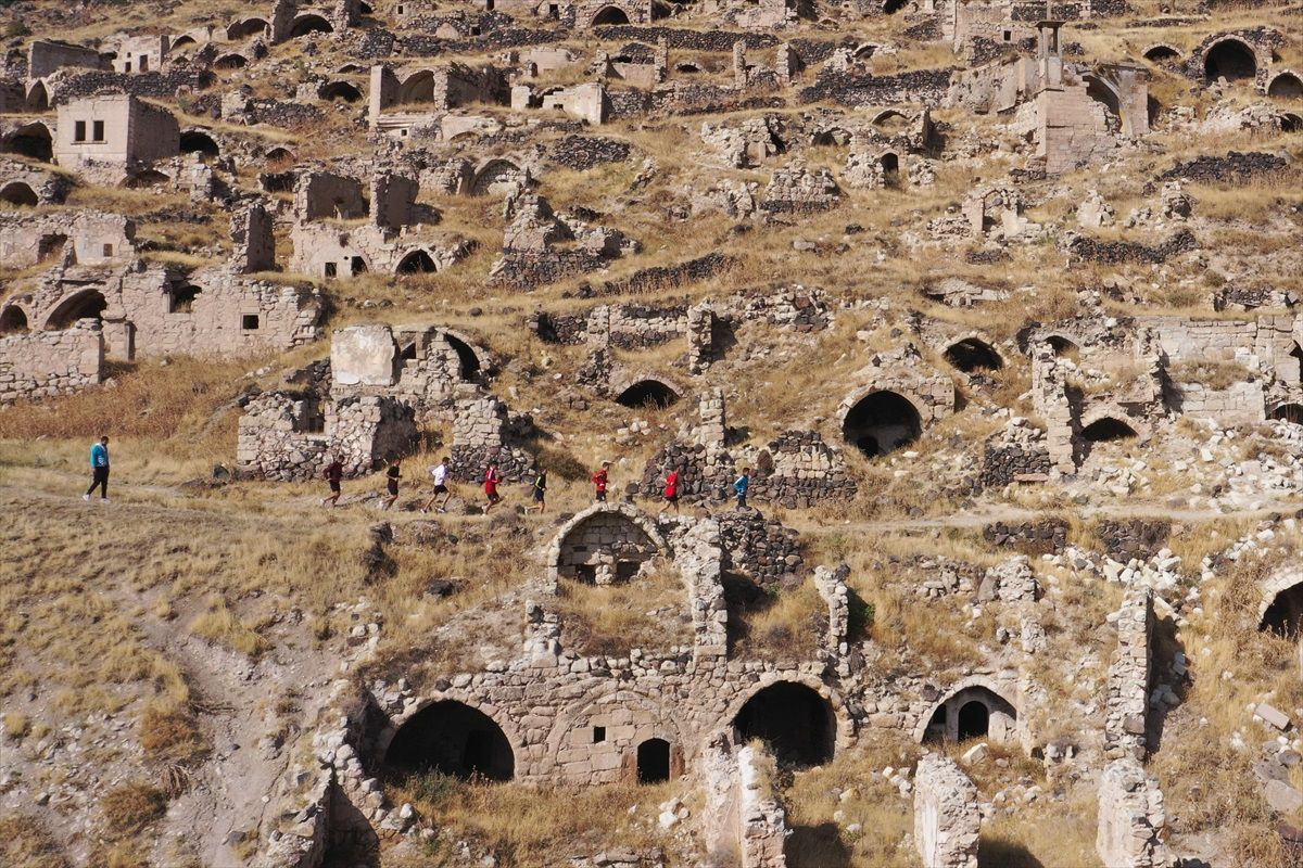 Sporcular Nevşehir'de kros antrenmanları yapıyor