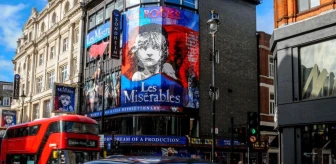 İklim Eylemcileri Londra'da Les Misérables Müzikalini Protesto Etti