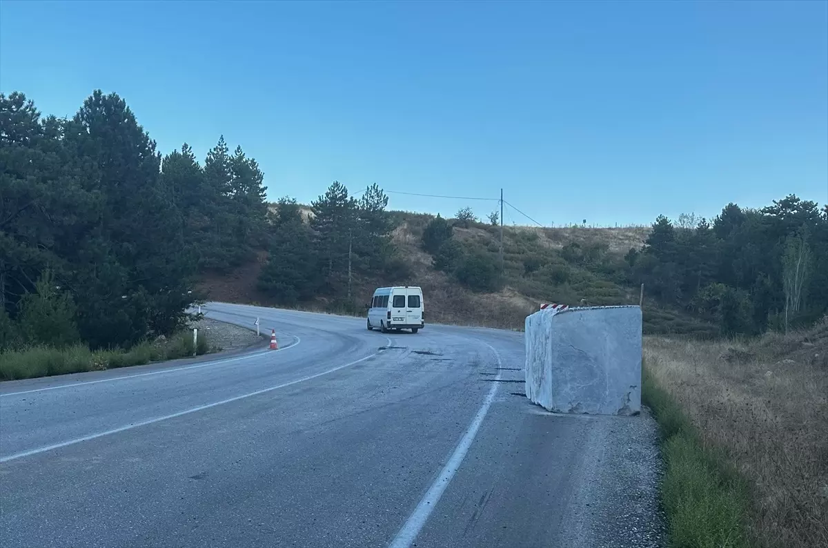 Isparta'da Tırdan Düşen Mermer Blok Nedeniyle Trafikte Aksama Yaşanıyor